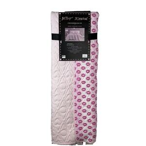 Betsy Johnson Twin 2 Piece Reversable Quilt XO Stitch Ombrey Lips Pink‎